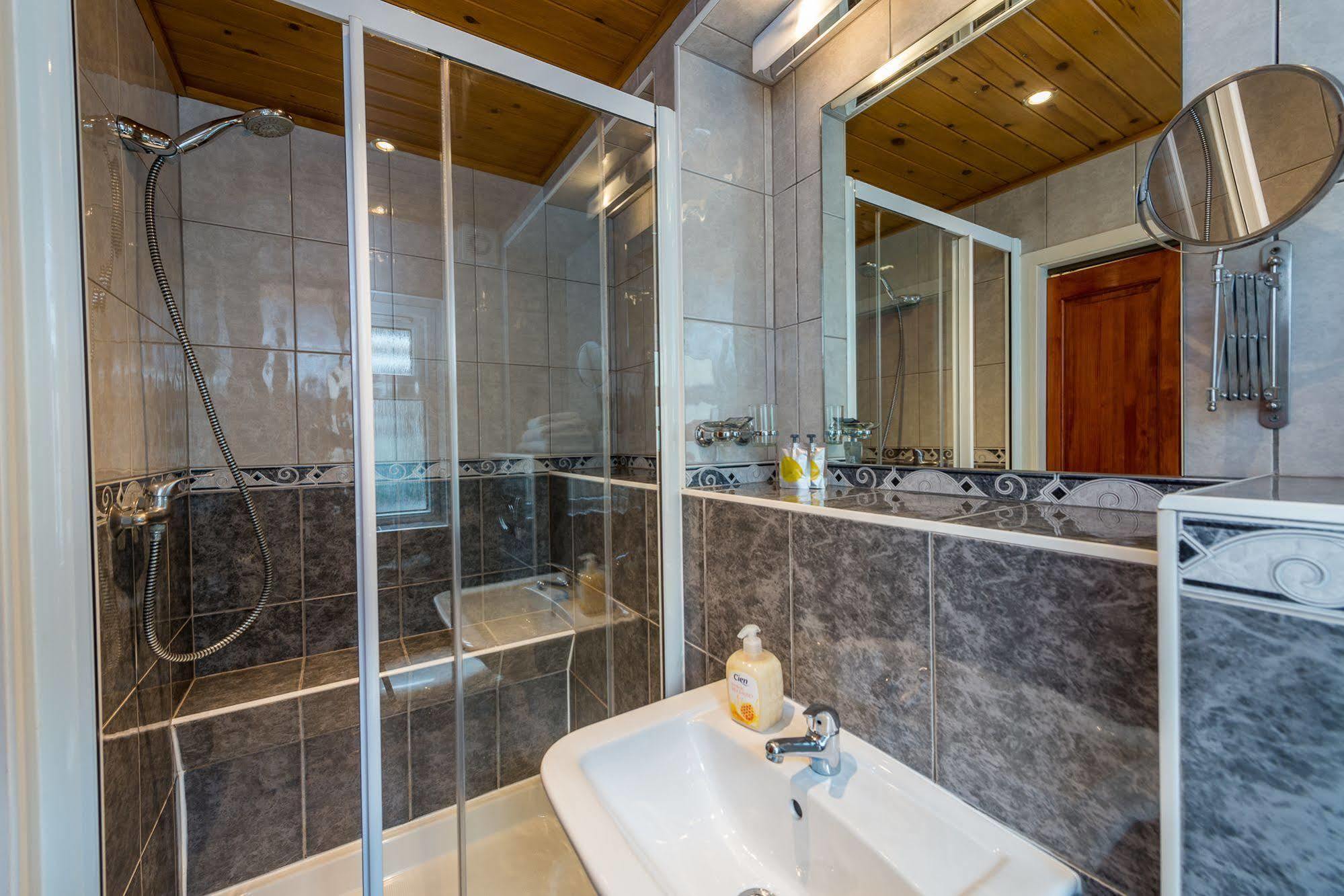 Adria Hotel Лондон Екстериор снимка
