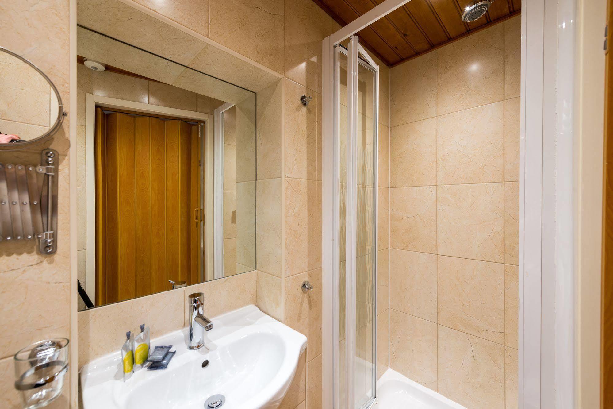 Adria Hotel Лондон Екстериор снимка