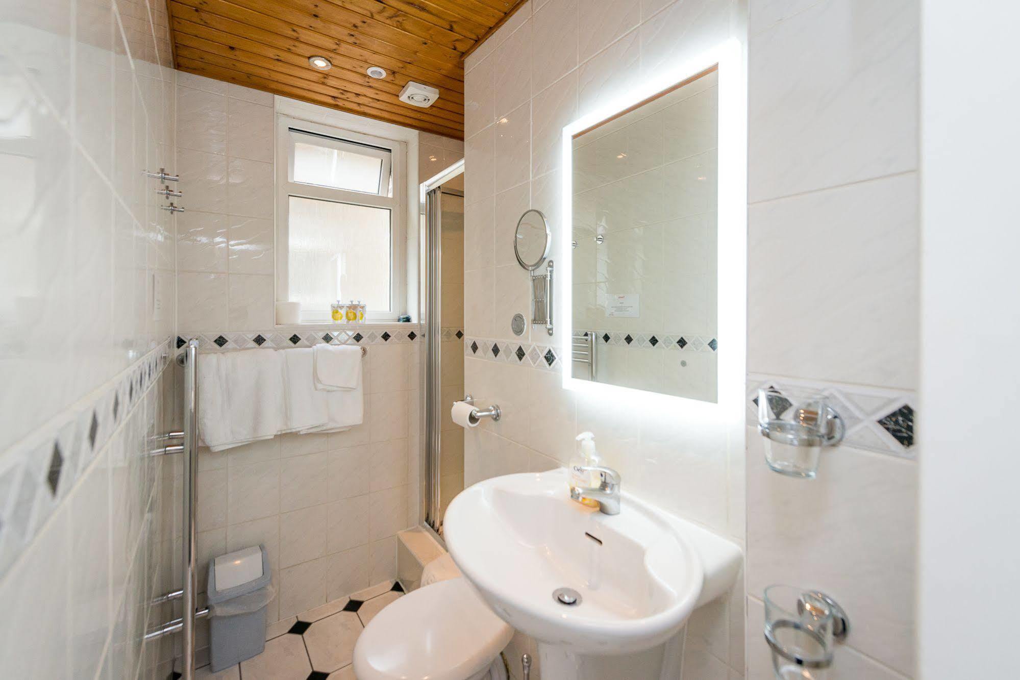 Adria Hotel Лондон Екстериор снимка