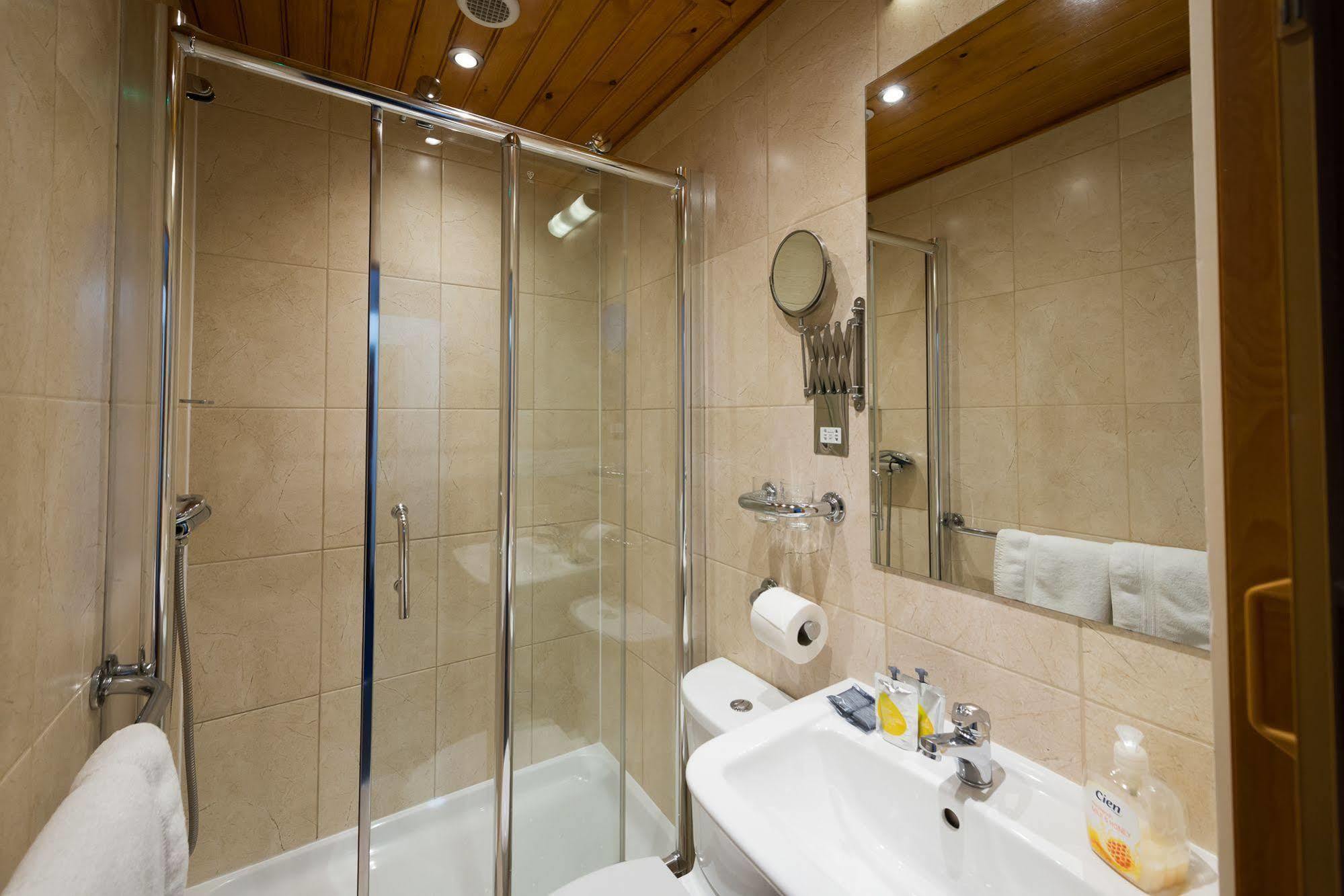 Adria Hotel Лондон Екстериор снимка